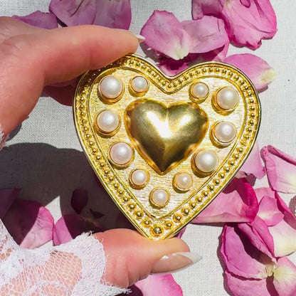 A VIDEO OF A CUSTOM GOLD HEART SHAPED BELT BUCKLE WITH FRESHWATER PEARLS ACCENTS 